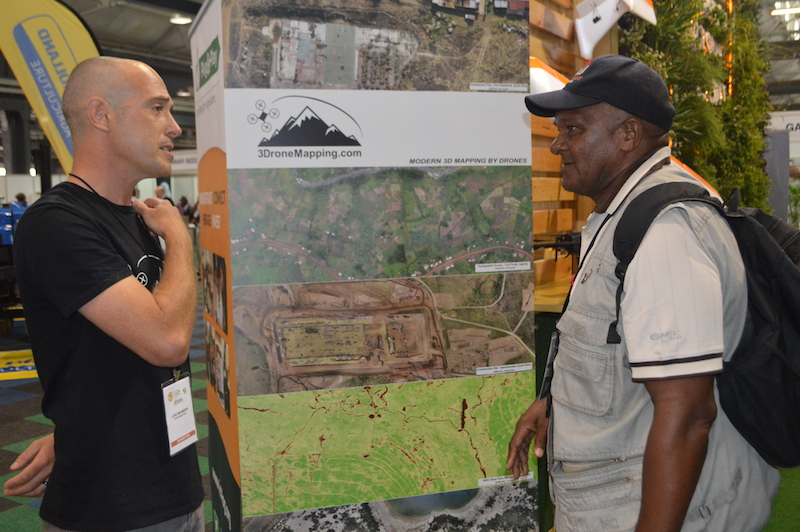 Luke Wijnberg, co-fondateur de 3Drone Mapping explique à un paysan comment utiliser le drone lors de l'exposition du Global Forum for Innovation in Agriculture, GFIA, à Durban (ZAF)