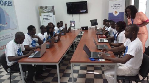 l'équipe de jeunes lors du lancement de l'Espace Numérique Mobile dédié à la présidence