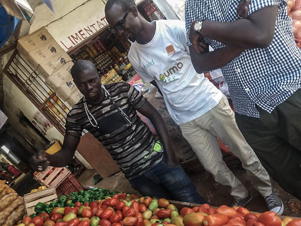 L’équipe de mlouma discute avec les commerçants du marché des légumes