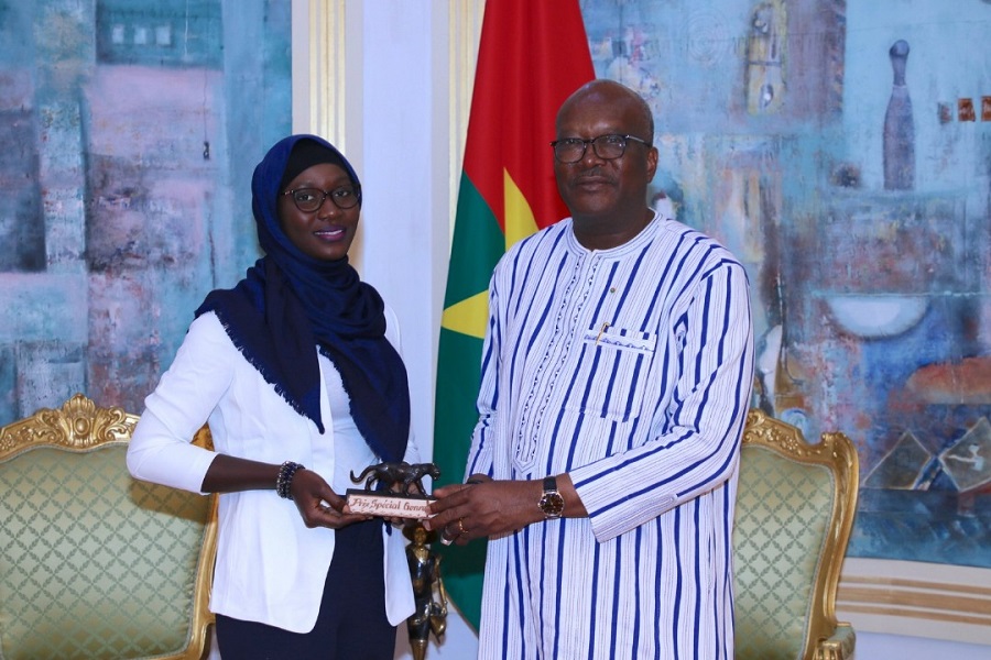 Le président KABORE du Burkina Faso et la lauréate Awa LY