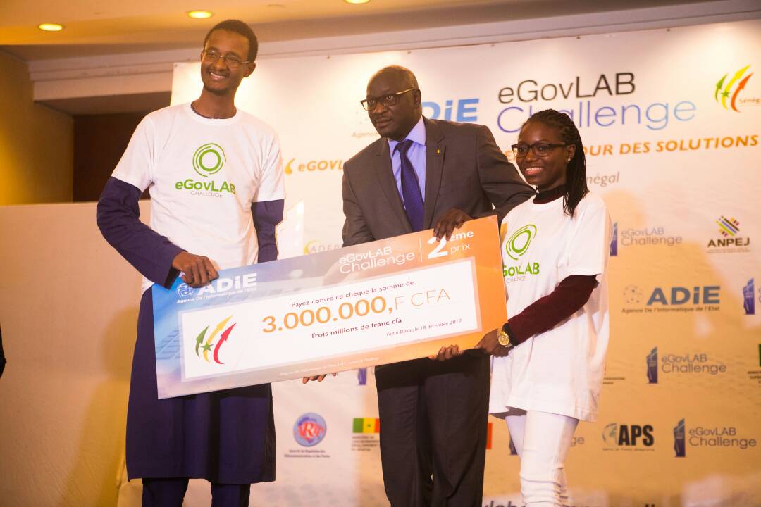 L'équipe Andu By Volkeno recevant son prix des mains de Monsieur Mamadou Diop représentant le ministre de la Fonction Publique