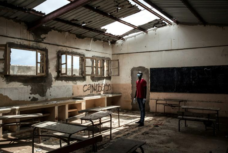 Education- Un instituteur sénégalais mobilise les réseaux sociaux pour réparer lui-même des classes