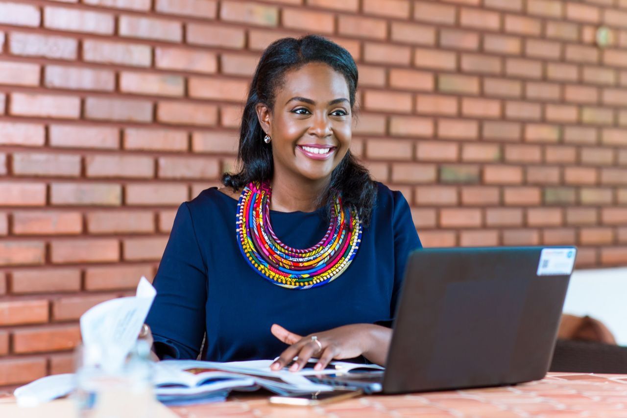 La sénégalaise ???????? Aminata Kane , CEO d'Orange Sierra Léone a remporté le Prix du meilleur PDG en Afrique aux AfricaCom 2020 Awards, un concours qui honore chaque année les dirigeants, entreprises et investisseurs dont les performances ont le plus contribué à la dynamique de croissance de l'Afrique sur l'année écoulée.