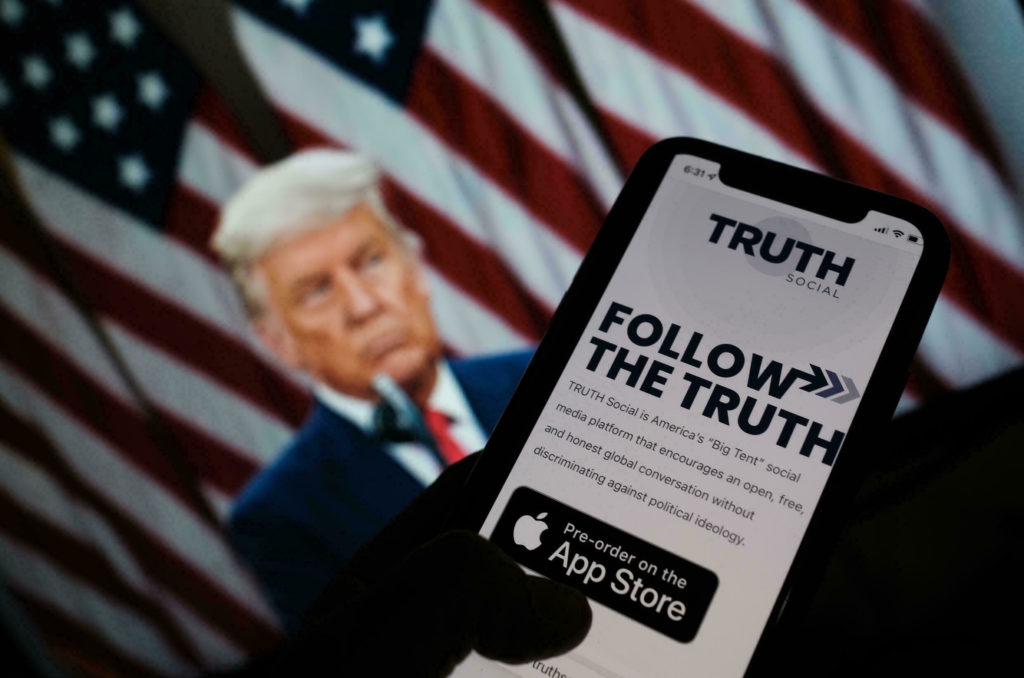 Trump annonce le lancement de son propre réseau social baptisé « Truth Social »