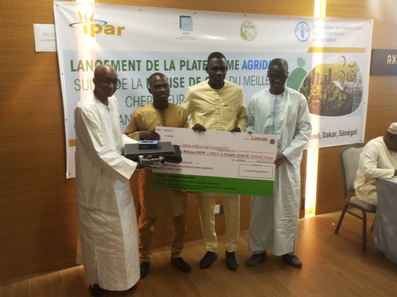 Abdou Ndiaye Diop, chercheur en économie agricole au laboratoire Lares de l'université Gaston Berger, et Cheikh Guèye, élève ingénieur statisticien économiste