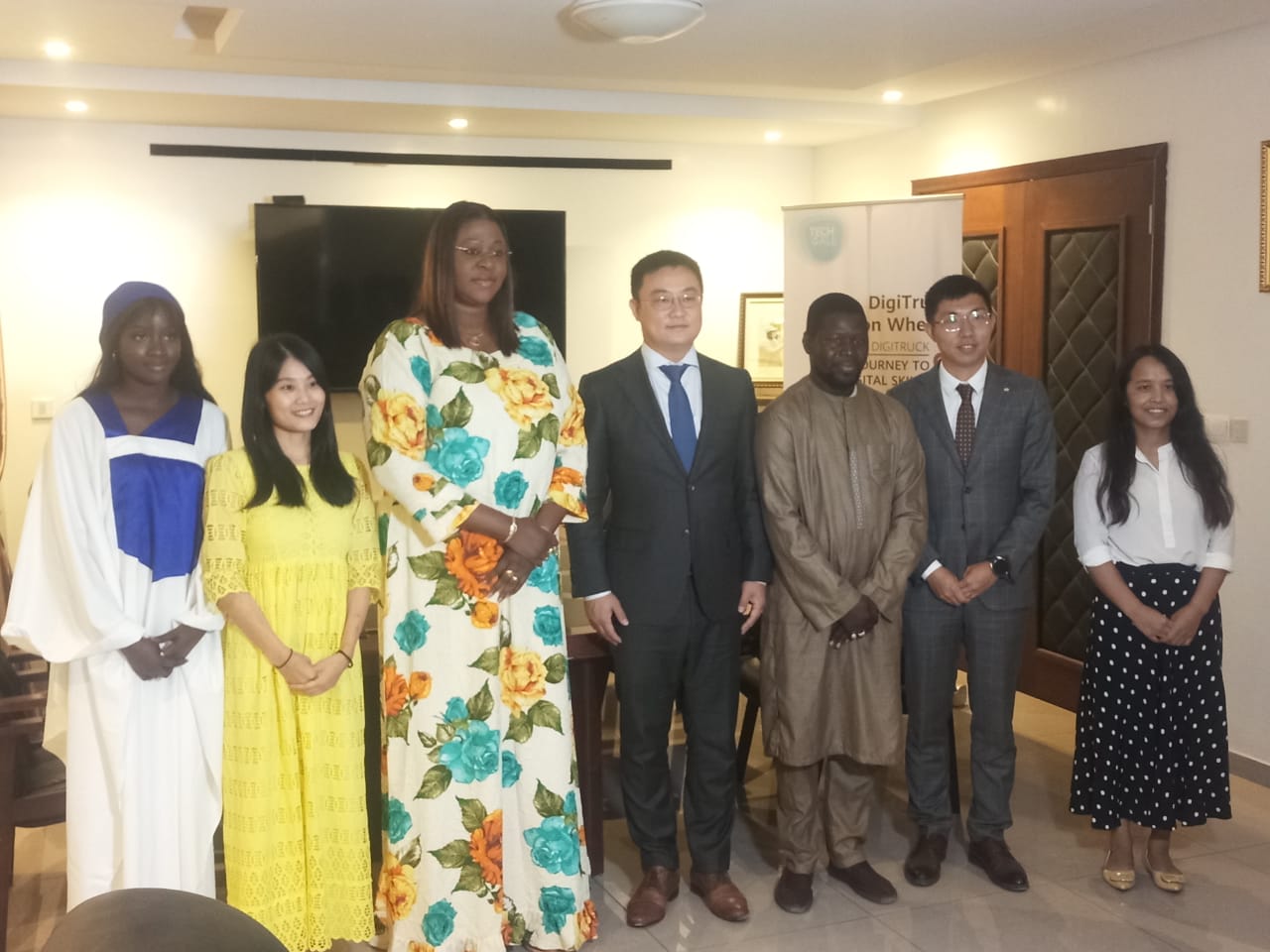 Photo de groupe entre l'équipe du ministère de la jeunesse et Huawei Sénégal 