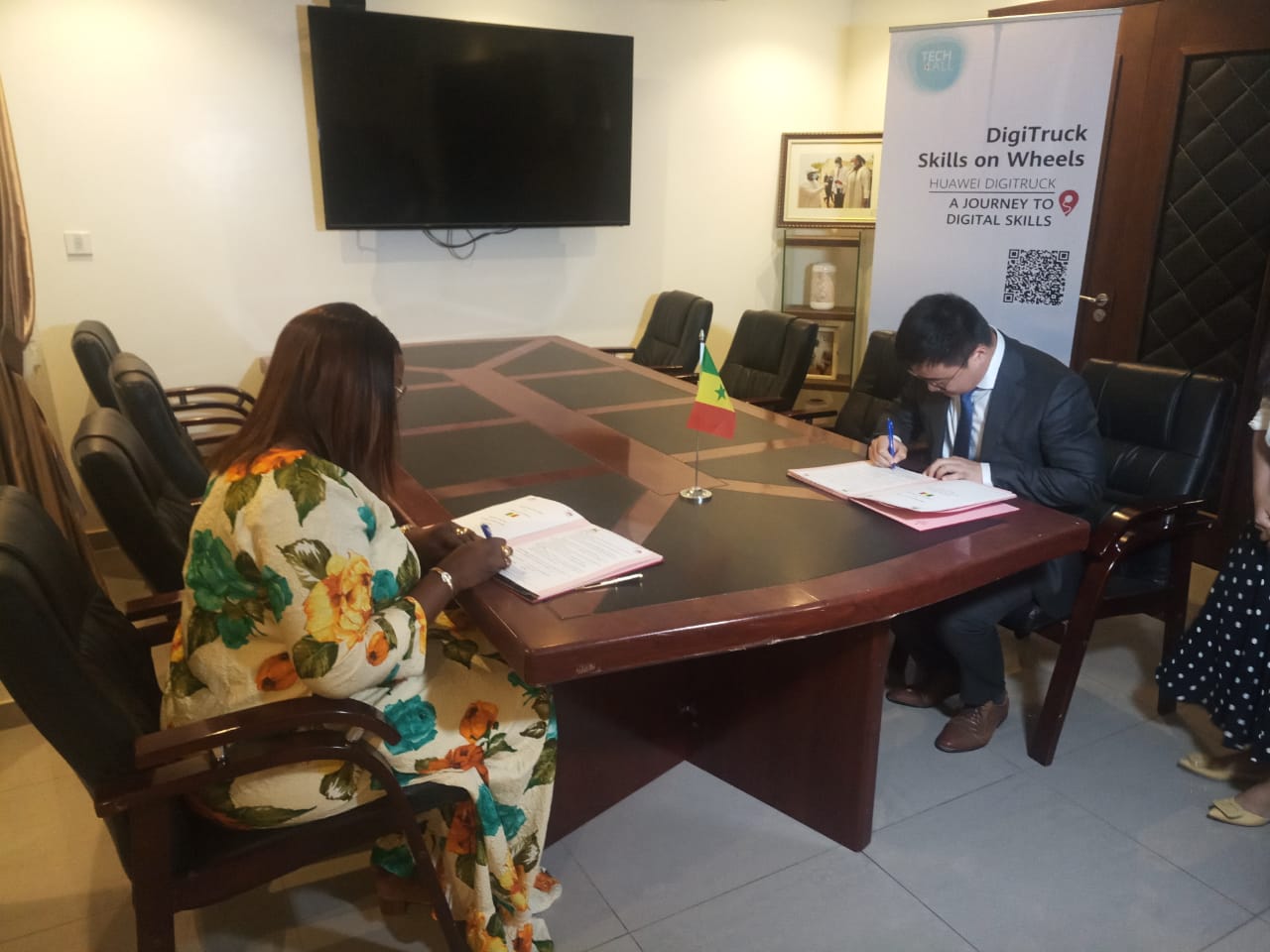 Signature du protocole d'accord entre le ministre de la Jeunesse et le Directeur Général de Huawei Sénégal