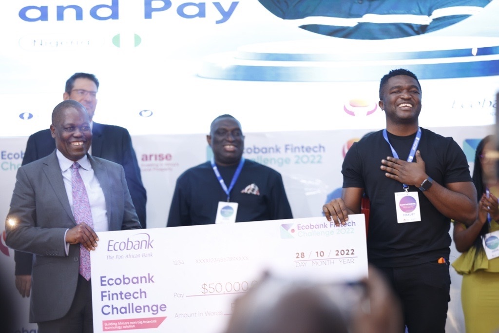 Le PDG du groupe Ecobank, Ade Ayeyemi (à gauche), remet un prix en espèces de 50 000 USD au PDG de Touch and Pay, Michael Oluwole. La Fintech nigériane est sortie en tête du challenge