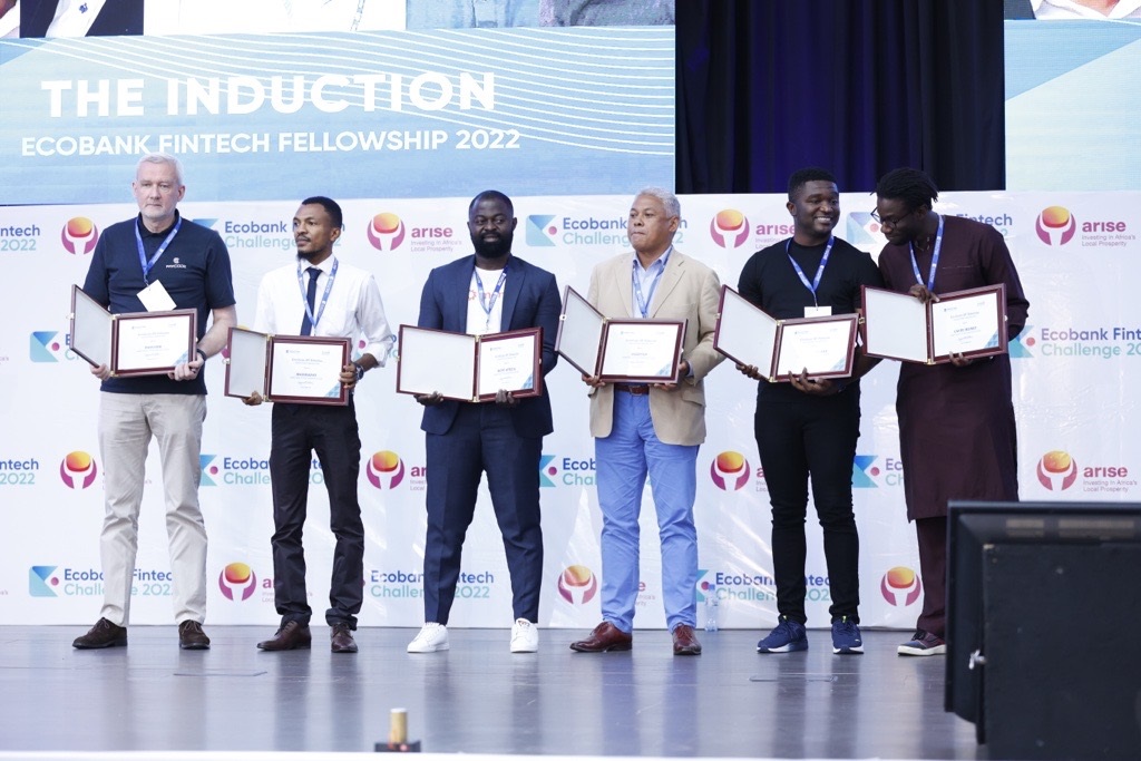 Les six meilleurs finalistes du Ecobank Fintech Challenge 2022 posent avec leur accréditation Fintech Fellowship