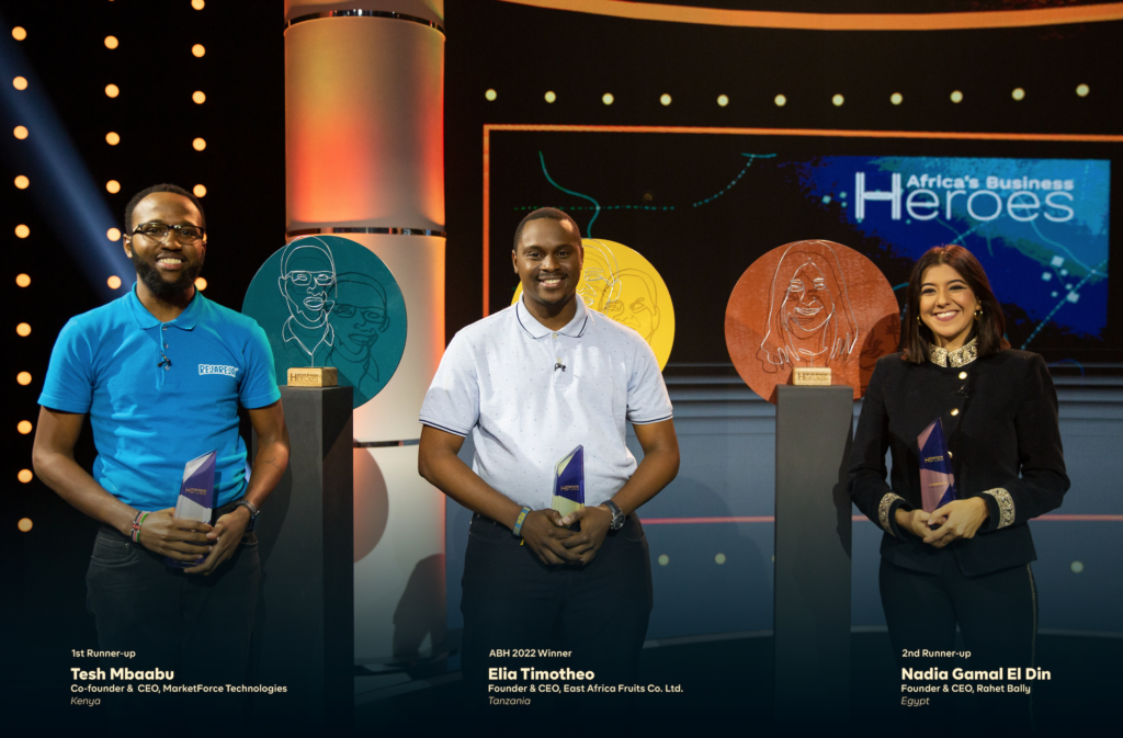 Elia Timotheo de Tanzanie (au milieu), Tesh Mbaabu du Kenya (à gauche) et Nadia Gamal El Din d'Égypte (à droite) ont respectivement été nommés premier, deuxième et troisième lauréats du concours Africa's Business Heroes Prize 2022