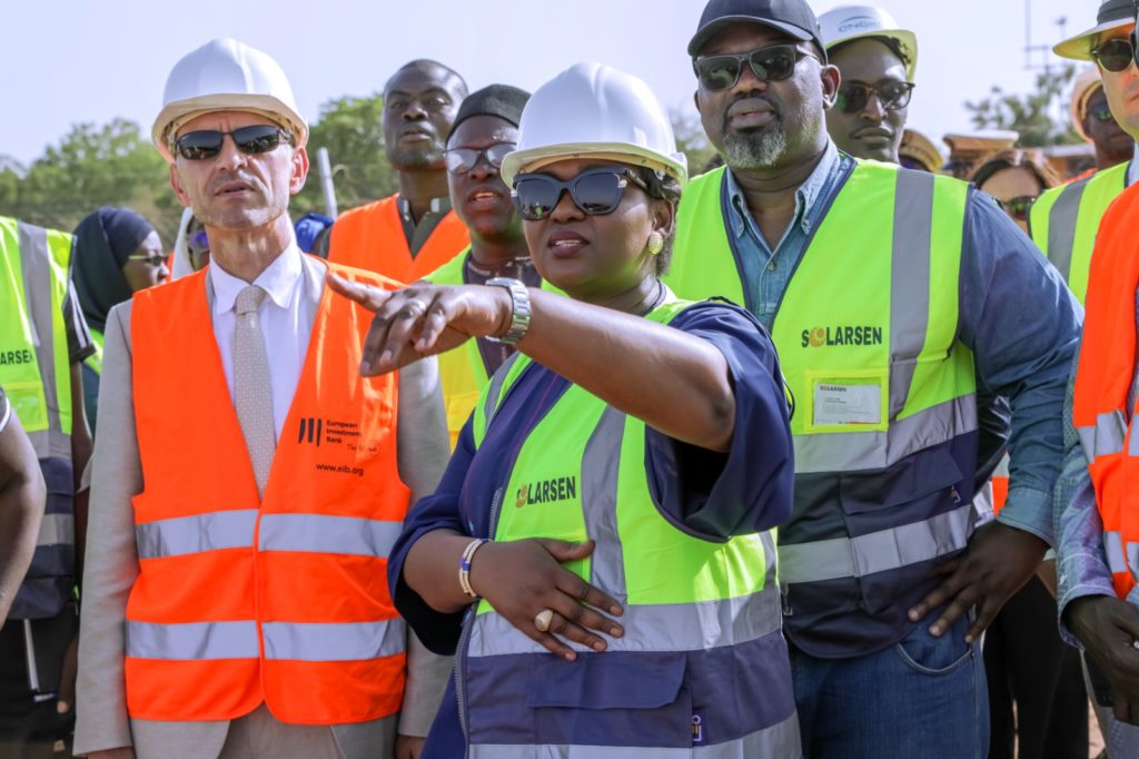 La Team Europe au Sénégal et Oulimata Sarr, Ministre de l’Économie, du Plan et de la Coopération, se sont rendues dans la région de Kaolack, hier, pour une série de visites des investissements de Global Gateway dans le secteur de l’agriculture et des énergies renouvelables.