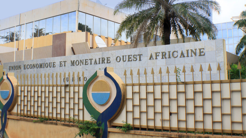 En application du Traité modifié de l'Union Economique et Monétaire Ouest Africaine (UEMOA) et en cohérence avec le Plan stratégique 2025-2030 de la Commission de l'UEMOA dénommé IMPACT 2030, il est prévu le financement de bourses d'études à travers le Programme Bourses d'Excellence UEMOA, pour la formation et la recherche.