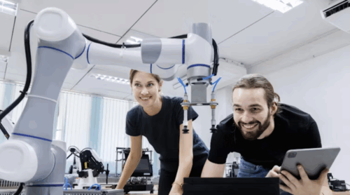 Le concept de cobot a été inventé par l’industrie automobile. L’objectif : créer des robots capables de travailler aux côtés des humains, sans risque d’insécurité. Gumpanat/Shutterstock