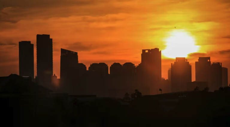 La géo-ingénierie solaire comprend des méthodes de dispersion d’aérosols dans l’atmosphère pour limiter l’arrivée à la surface de la Terre des rayons du soleil. Yohanes Dwi Arianto/Unsplash , CC BY