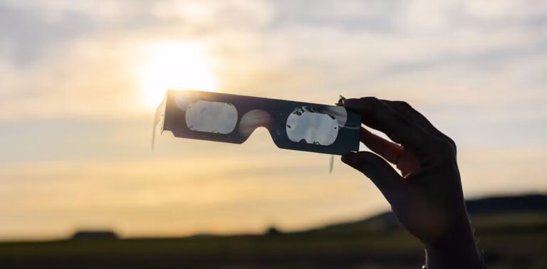 Éclipse solaire : tout ce qu’il faut faire (et éviter) pour observer le Soleil sans risque