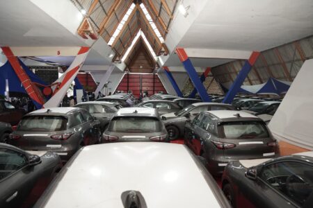 Taxis électriques : la BCI lance un programme de 1 000 véhicules et livre ses 100 premières unités à Dakar