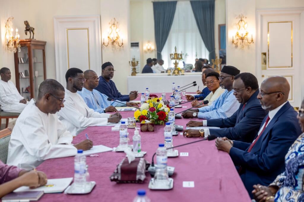 Délégation de la CONFEMEN et officiels sénégalais autour de la table de réunion au palais de la République, à Dakar