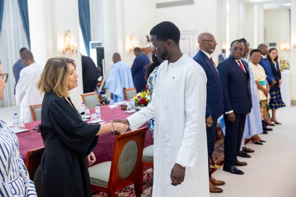 Le président Bassirou Diomaye Faye salue les membres de la délégation de la CONFEMEN au palais de la République