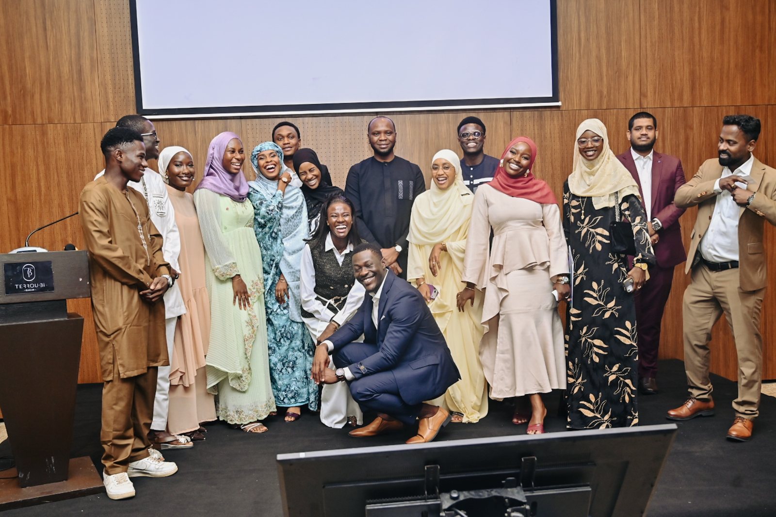 Photo de groupe des organisateurs et participants sur l'estrade